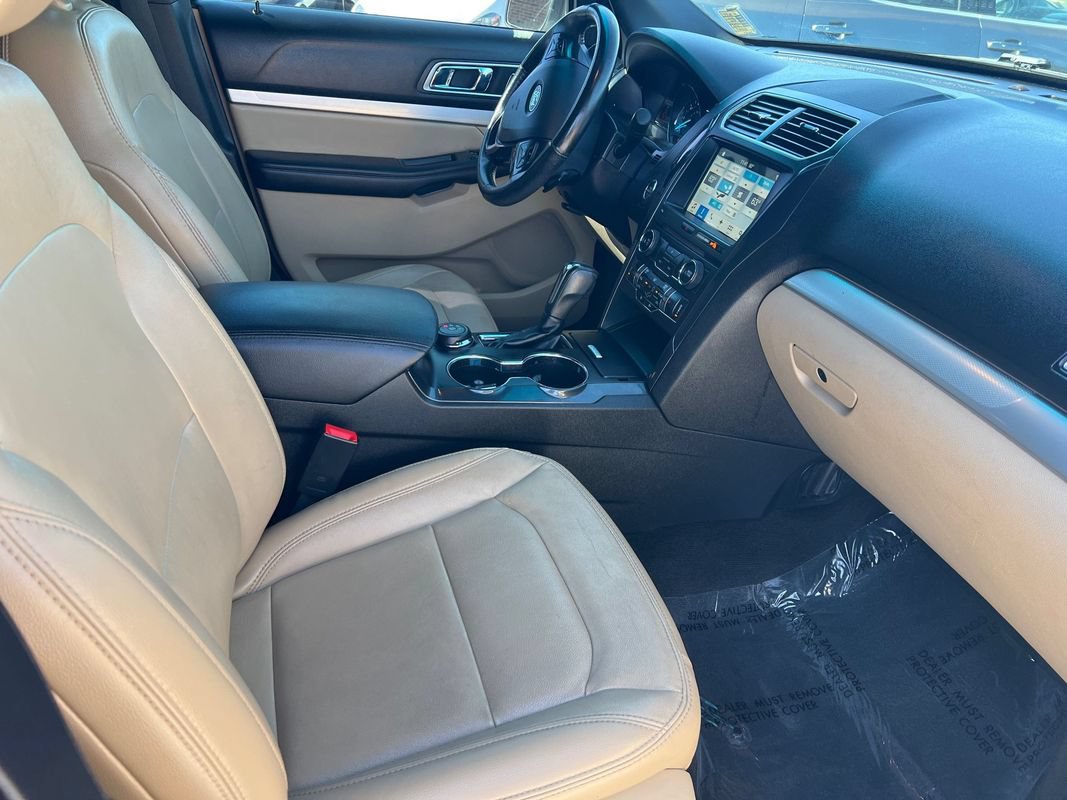 Used 2017 Ford Explorer XLT w/ Equipment Group 202A AWD/4WD image 16
