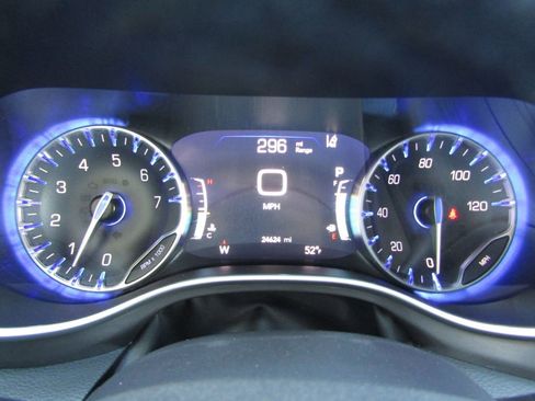 Used 2025 Chrysler Pacifica Select image 28