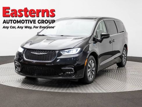 Used 2023 Chrysler Pacifica Touring-L FWD image 1