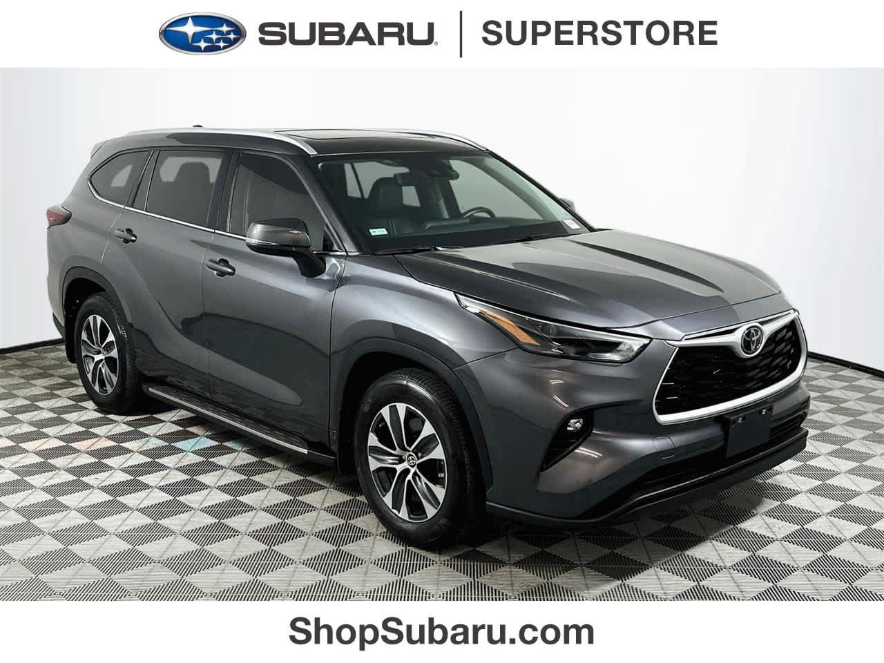 Used 2024 Toyota Highlander XLE FWD image 1
