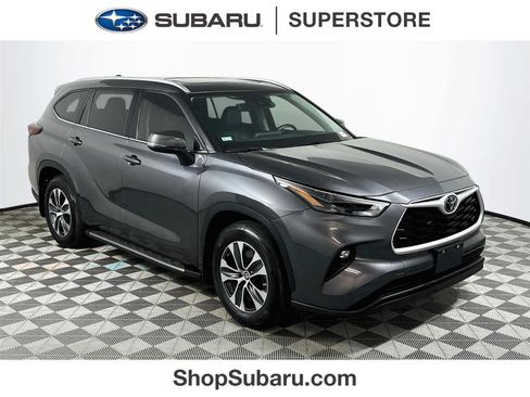 Used 2024 Toyota Highlander XLE FWD image 1