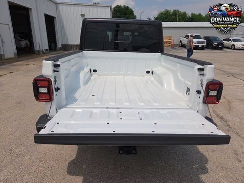 Used 2024 Jeep Gladiator Sport AWD/4WD image 23