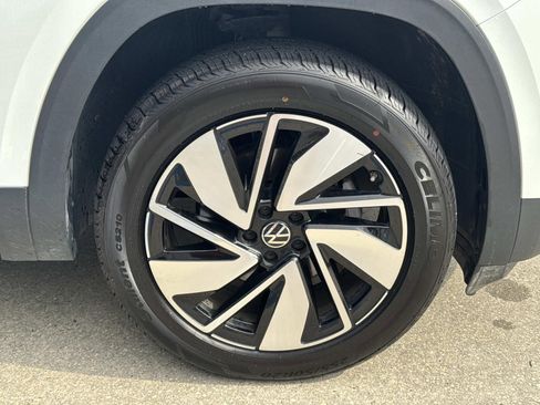 Used 2025 Volkswagen Atlas SE FWD image 4