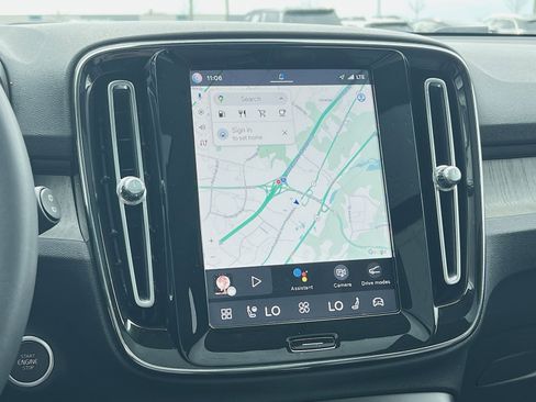 Certified 2023 Volvo XC40 B5 Plus w/ Climate Package AWD/4WD image 20