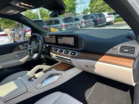 Used 2025 Mercedes-Benz GLS 450 4MATIC image 40