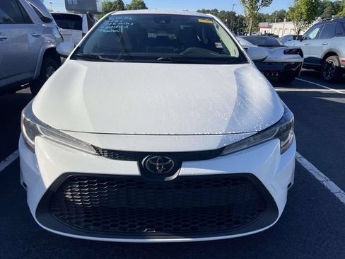 Used 2021 Toyota Corolla LE FWD image 3