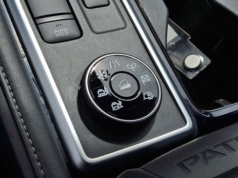 Used 2025 Nissan Pathfinder SL AWD/4WD image 25