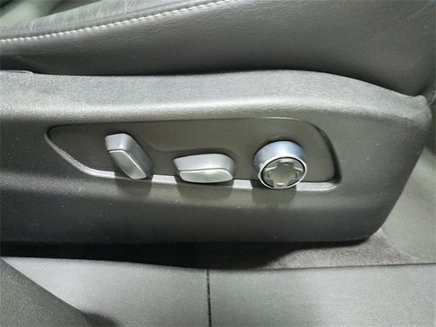 Used 2024 Cadillac XT4 Premium Luxury image 37