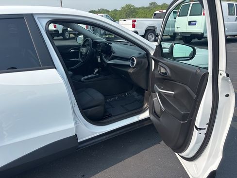 Used 2025 Chevrolet Trax LS image 43