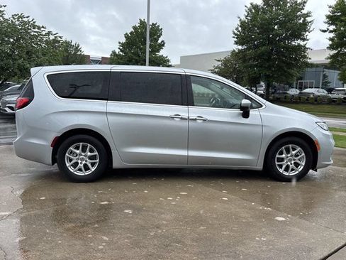 Used 2023 Chrysler Pacifica Touring-L FWD image 2