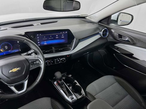 Used 2025 Chevrolet Trax LT w/ LT Convenience Package image 23