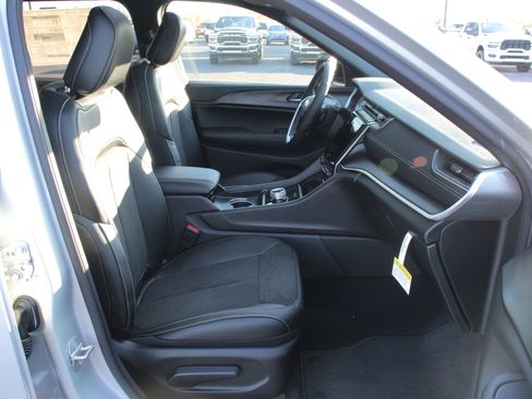 New 2025 Jeep Grand Cherokee L Altitude image 31