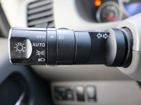 Used 2011 Nissan Frontier SL w/ Moonroof Pkg image 33