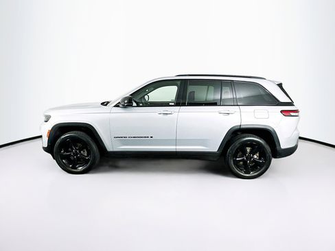 Used 2023 Jeep Grand Cherokee Altitude AWD/4WD image 4