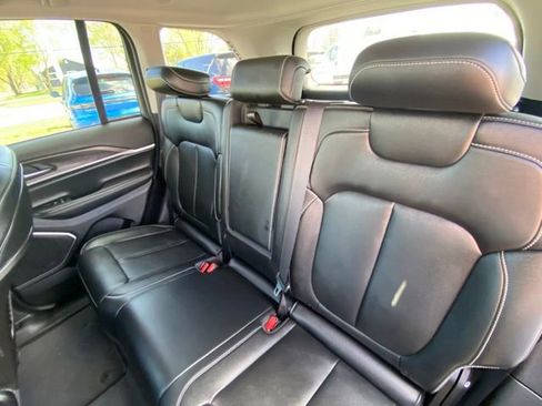 Used 2023 Jeep Grand Cherokee Limited w/ Black Appearance Package AWD/4WD image 12