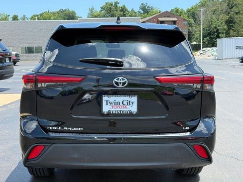 Used 2023 Toyota Highlander LE FWD image 5