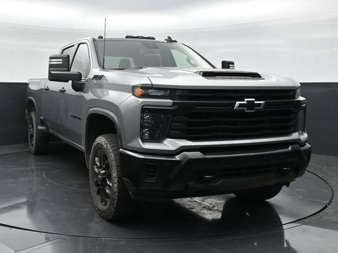 Used 2025 Chevrolet Silverado 2500 Custom w/ Custom Value Package AWD/4WD image 4