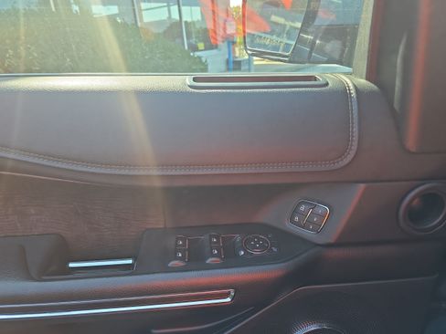 Used 2018 Ford Expedition Limited w/ Equipment Group 301A AWD/4WD image 16