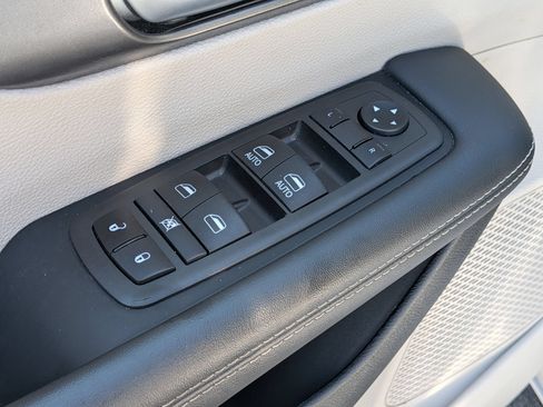 Used 2024 Chrysler Pacifica Touring-L FWD image 13