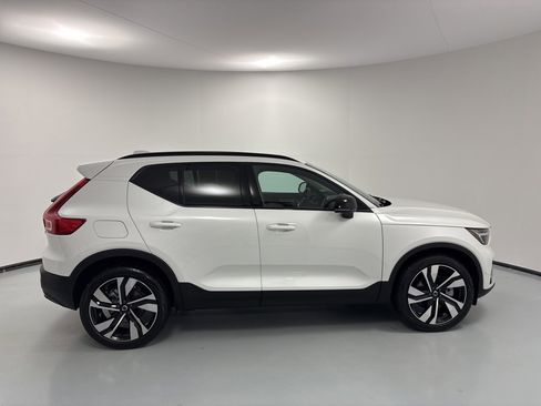 Used 2025 Volvo XC40 B5 Plus w/ Climate Package image 10
