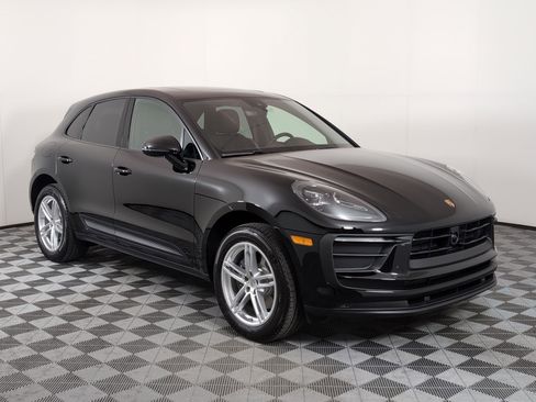 Certified 2025 Porsche Macan AWD/4WD image 10