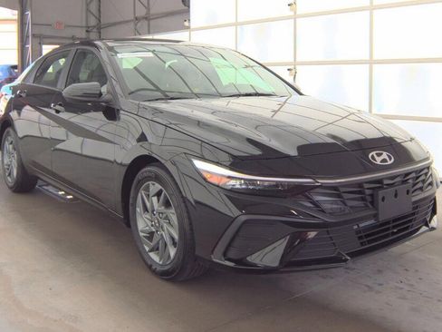 Used 2024 Hyundai Elantra SEL image 3