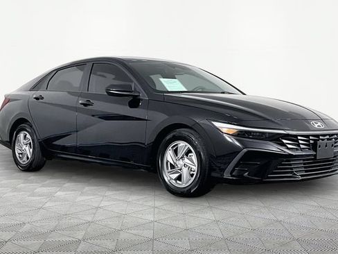 Used 2026 Hyundai Elantra SE FWD image 3
