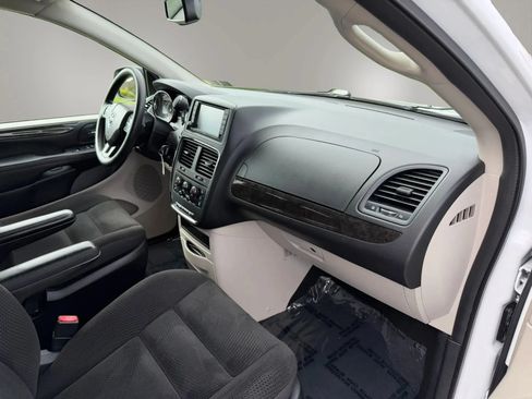 Used 2018 Dodge Grand Caravan SE w/ UConnect Hands-Free Group FWD image 43