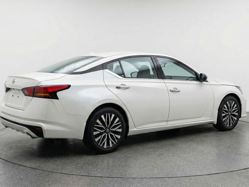 Used 2025 Nissan Altima 2.5 SV FWD image 9