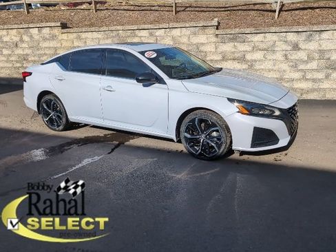 Used 2024 Nissan Altima 2.5 SR w/ SR Premium Package image 1