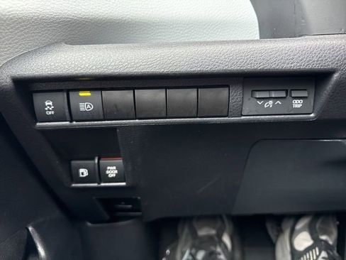 Used 2025 Toyota Sienna LE image 23