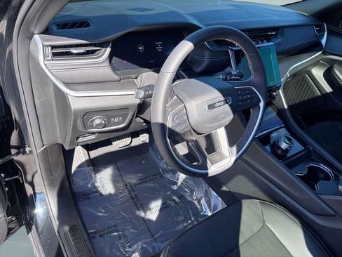 Used 2025 Jeep Grand Cherokee Altitude image 9