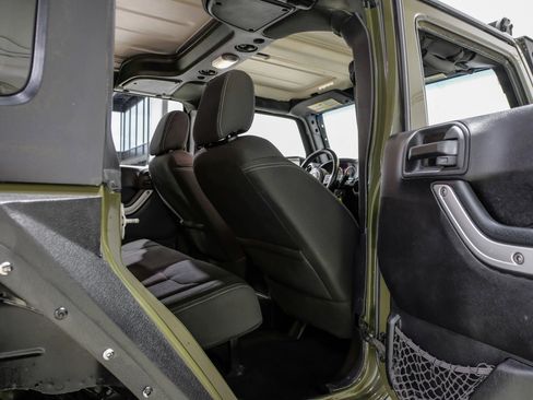 Used 2015 Jeep Wrangler Unlimited Sahara w/ Connectivity Group image 40