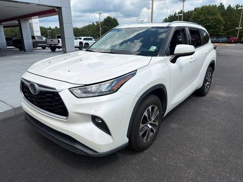 Used 2020 Toyota Highlander XLE FWD image 2