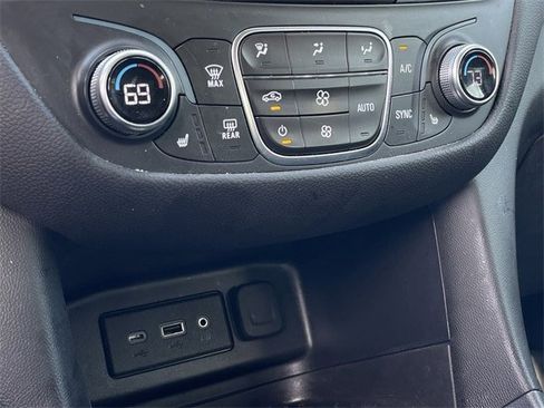 Used 2023 Chevrolet Equinox LT image 18