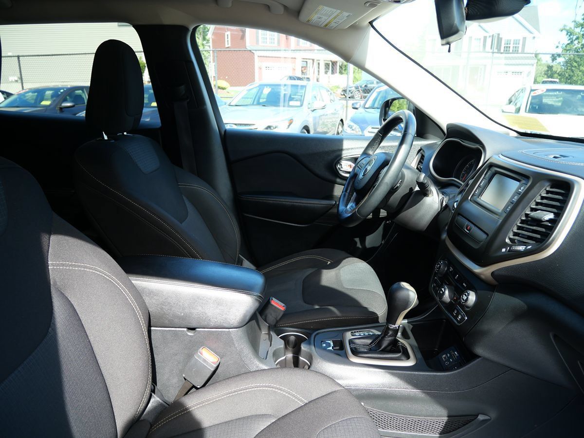 Used 2016 Jeep Cherokee Latitude FWD image 17
