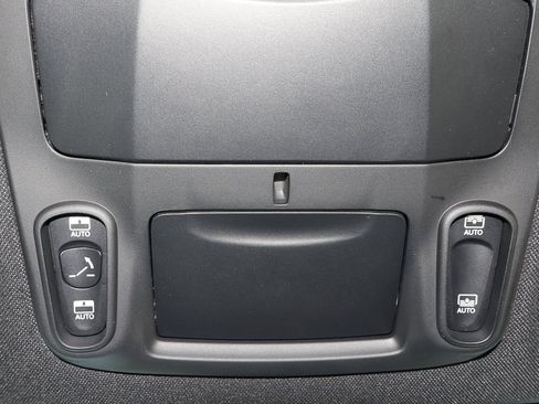 Used 2025 Chrysler Pacifica Limited image 31