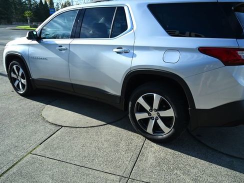 Used 2020 Chevrolet Traverse LT w/ LT Premium Package image 7