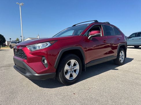 Used 2020 Toyota RAV4 XLE w/ Convenience Package FWD image 2