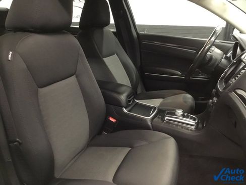 Used 2018 Chrysler 300 Touring w/ Sport Appearance Package image 34