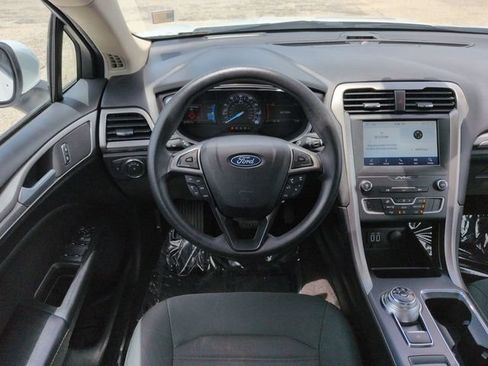 Used 2020 Ford Fusion SE FWD image 15