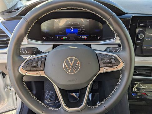 Certified 2025 Volkswagen Taos SE image 27