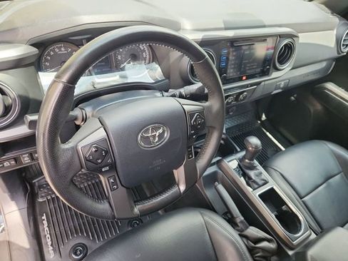 Used 2019 Toyota Tacoma TRD Sport w/ TRD Premium Sport Package AWD/4WD image 10