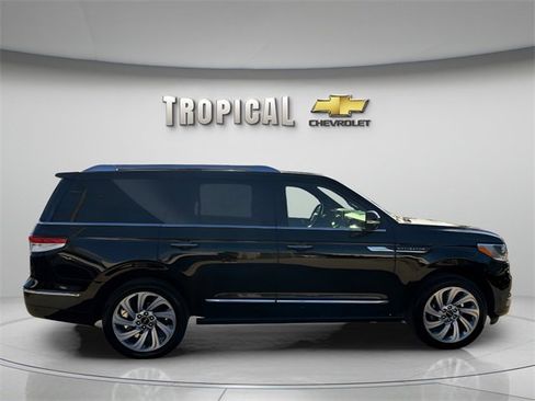 Used 2024 Lincoln Navigator Premiere image 6