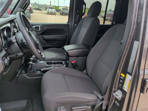 Used 2023 Jeep Gladiator Sport AWD/4WD image 12