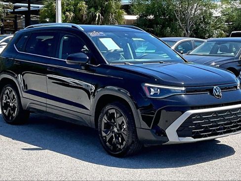 Certified 2025 Volkswagen Taos SE w/ Panoramic Sunroof Package image 2