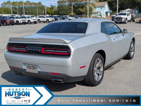 Used 2019 Dodge Challenger SXT image 6