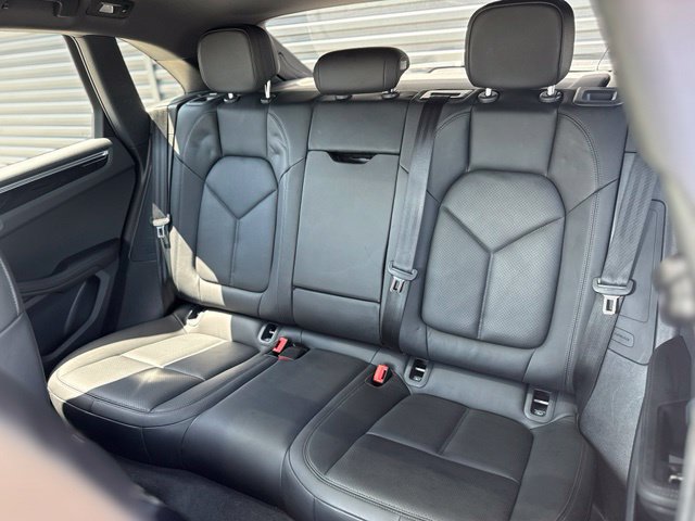 Certified 2022 Porsche Macan AWD/4WD image 32