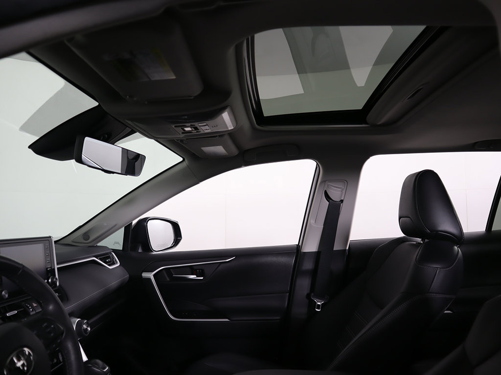 Used 2021 Toyota RAV4 XLE Premium AWD/4WD image 21