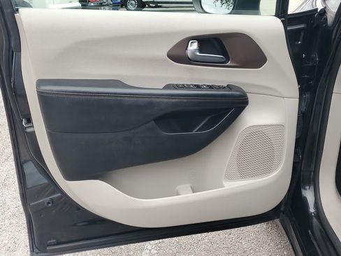 Used 2021 Chrysler Voyager Lxi image 18